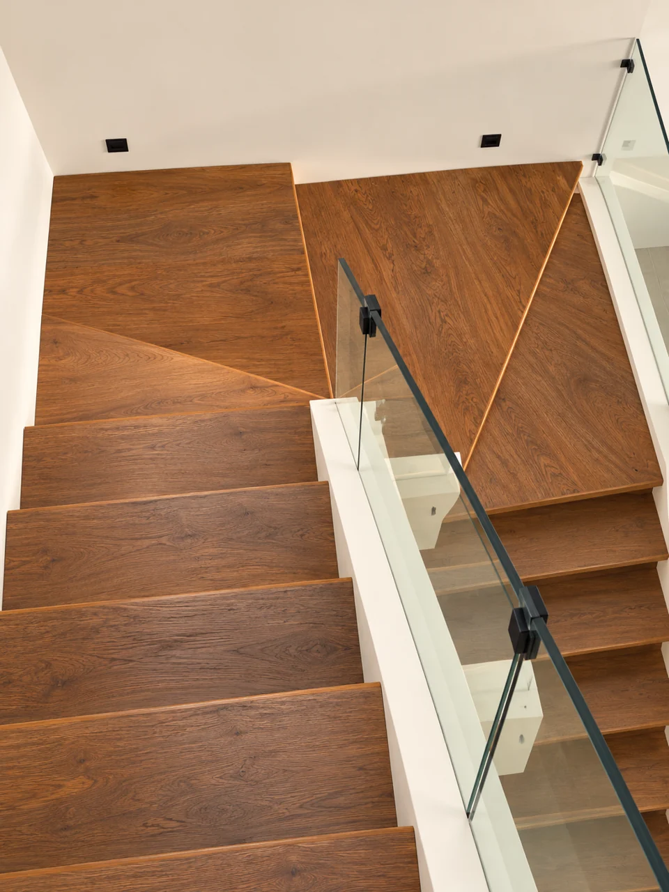 Escalera con tonos madera y cristal