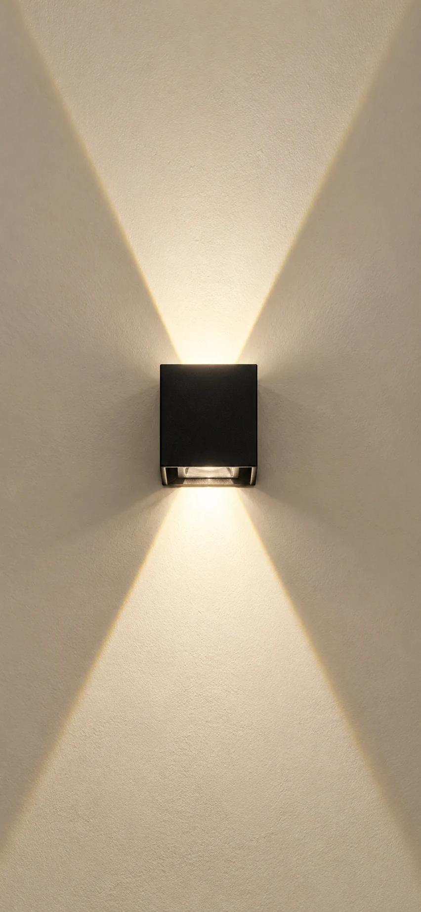 La luz dibuja el muro
