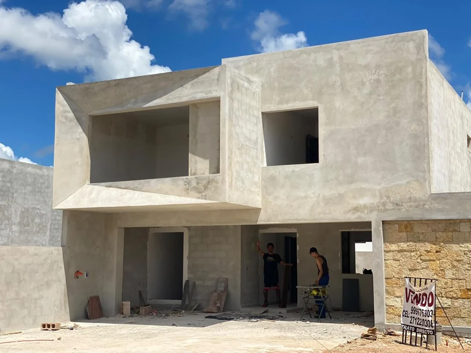 Vivienda de dos niveles en proceso de construcción